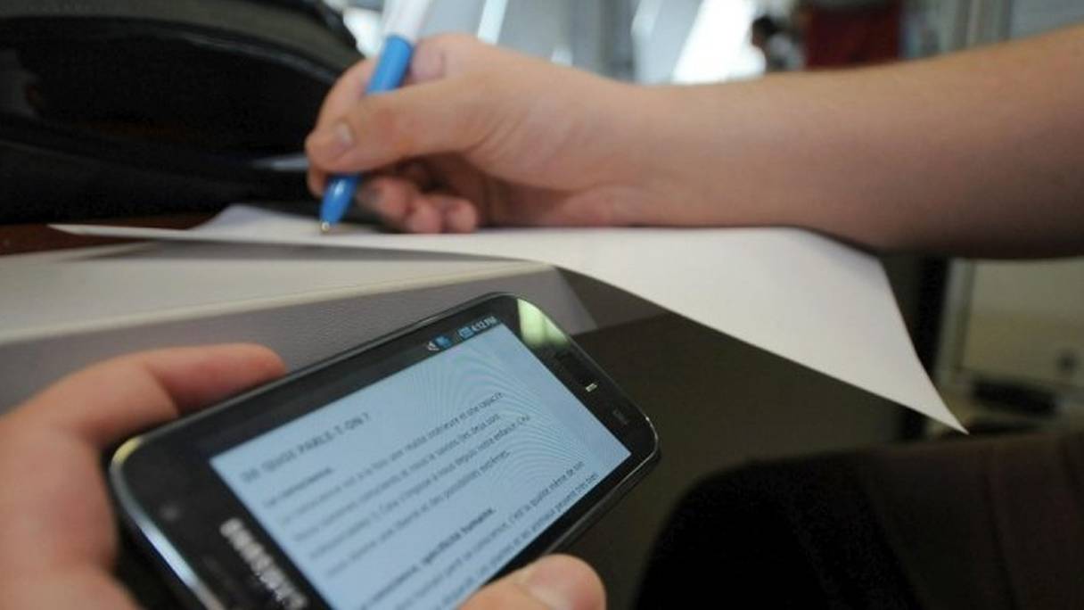 En 2016, plus de 1.000 candidats avaient été exclus des salles d'examen pour y être entrés avec un téléphone portable.
