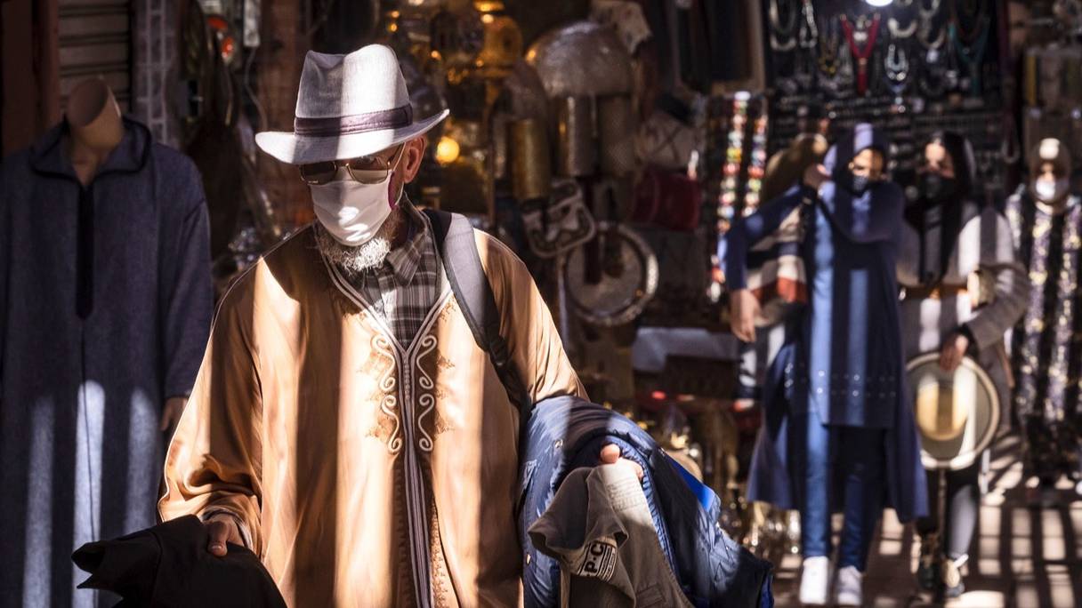 Un marchand ambulant, masqué, dans la vieille médina de Marrakech, en février 2021.
