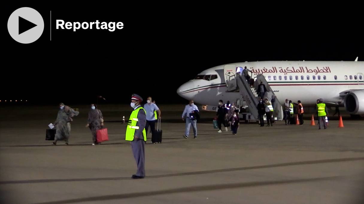 Des passagers se dirigent vers un avion de Royal Air Maroc à destination de Las Palmas (îles Canaries).
