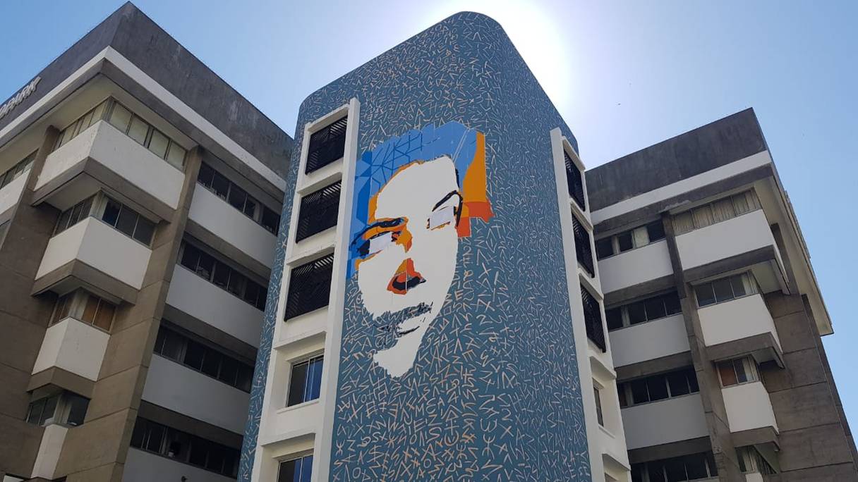 La fresque représentant la photographe défunte Leïla Alaoui est en cours de finalisation, au Technopark de Tanger. 

