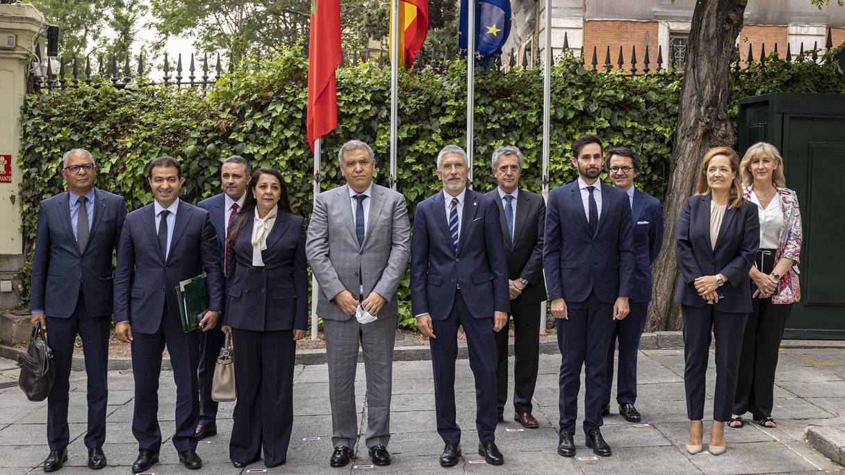 Abdelouafi Laftit, ministre de l'Intérieur, et son homologue espagnol, Fernando Grande-Marlaska, lors d'une réunion de travail, à Madrid, mercredi 15 juin 2022.
