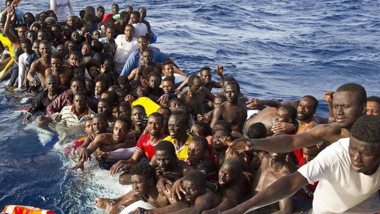Une embarcation de migrants en train de sombrer.
