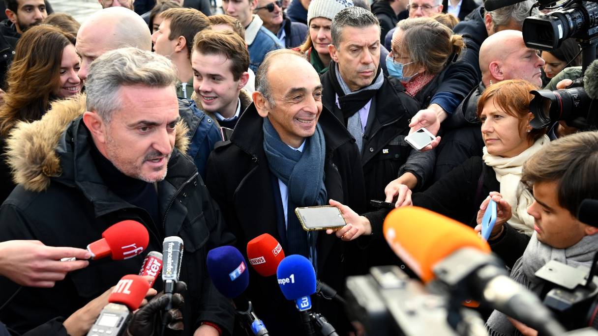 Eric Zemmour (au centre) s'adresse aux journalistes lors d'une visite à Marseille, dans le sud de la France, le 27 novembre 2021.
