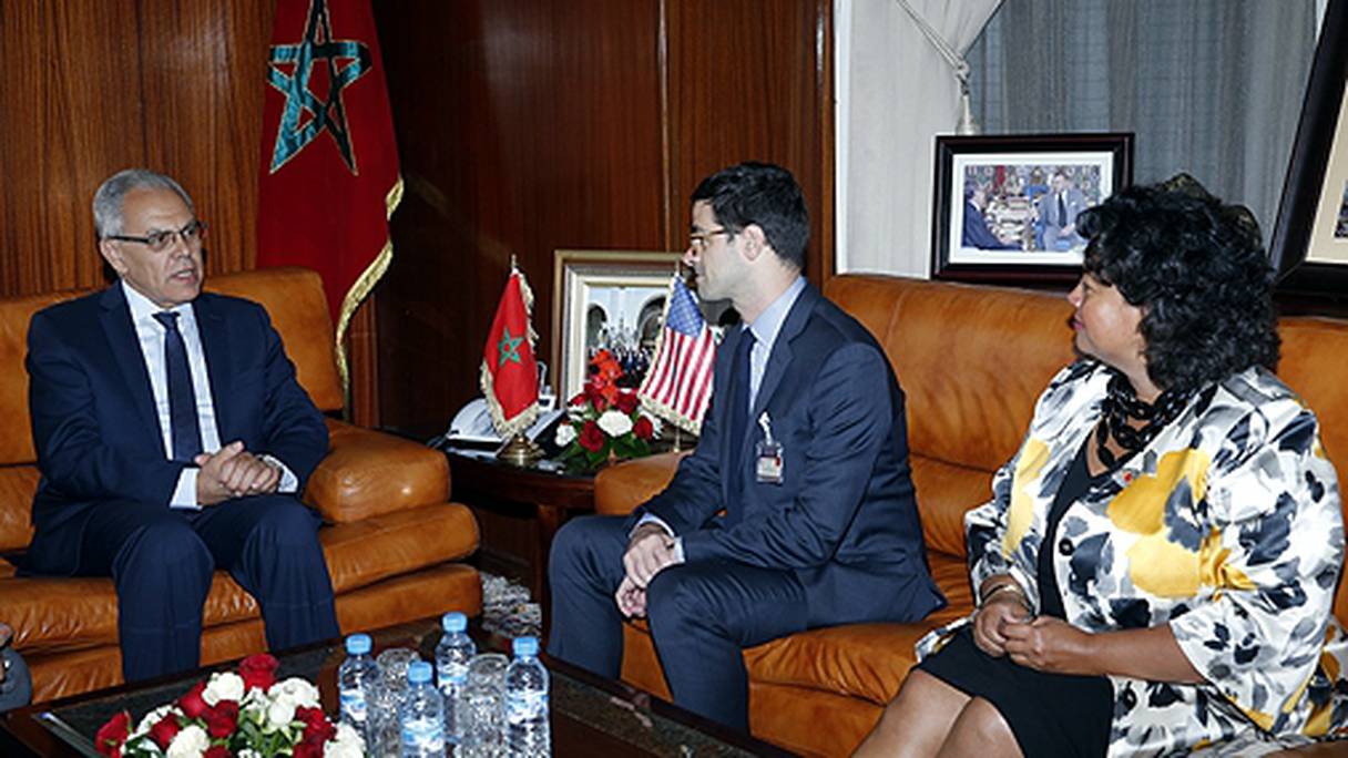 Abdeltif Loudyi, ministre délégué auprès du chef du gouvernement, chargé de l'Administration de la Défense nationale, et Robert Karem, sous-secrétaire américain à la Défense.
