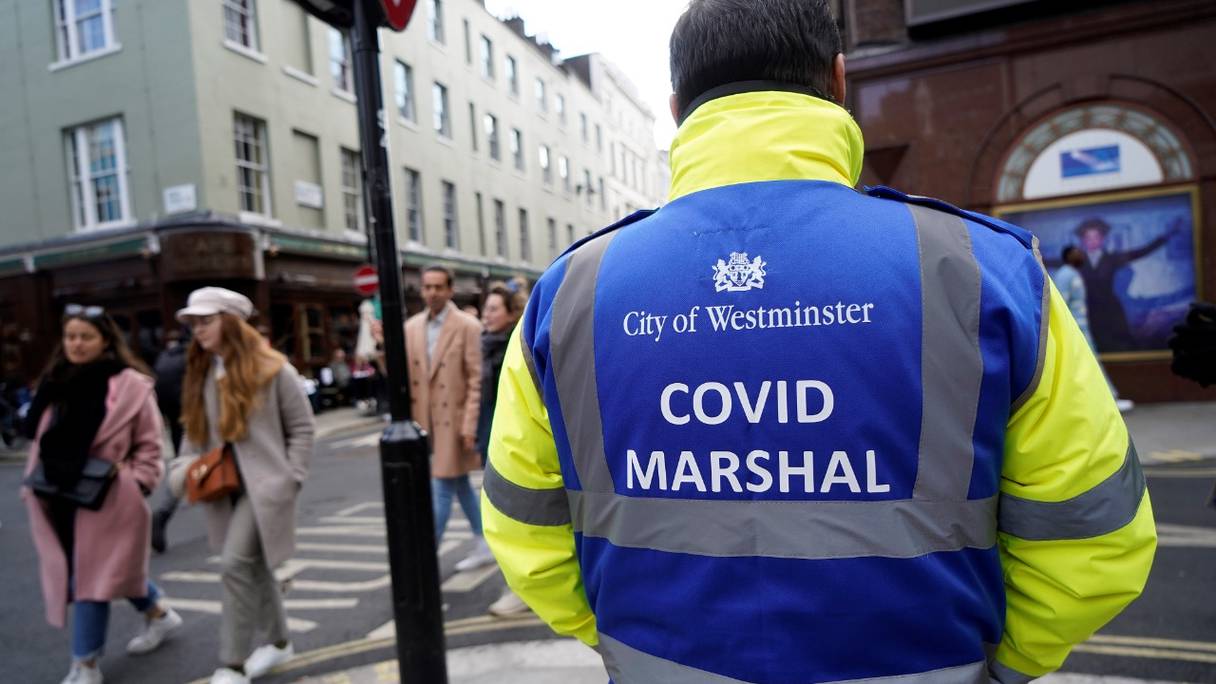 Un «Covid Marshall» du conseil municipal de Westminster en service dans le quartier de Soho, à Londres, en Grande-Bretagne, le 16 avril 2021.
