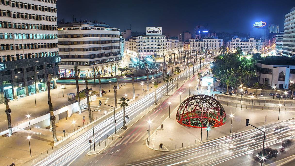 Centre-ville de Casablanca, au croisement du boulevard Hassan II avec l'avenue des FAR, vu depuis la place des Nations-Unies.
