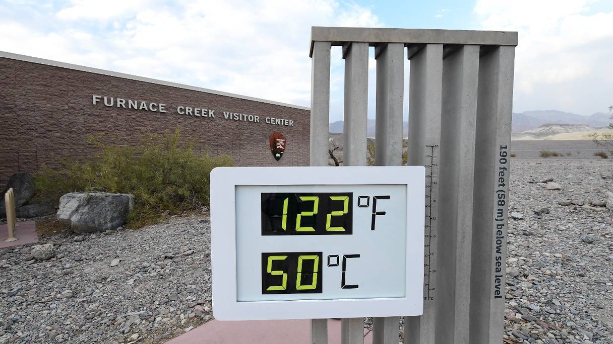 La jauge de température du centre des visiteurs de Furnace Creek à Death Valley affiche 50°C après 19 heures, en Californie, le 11 juillet 2021.

