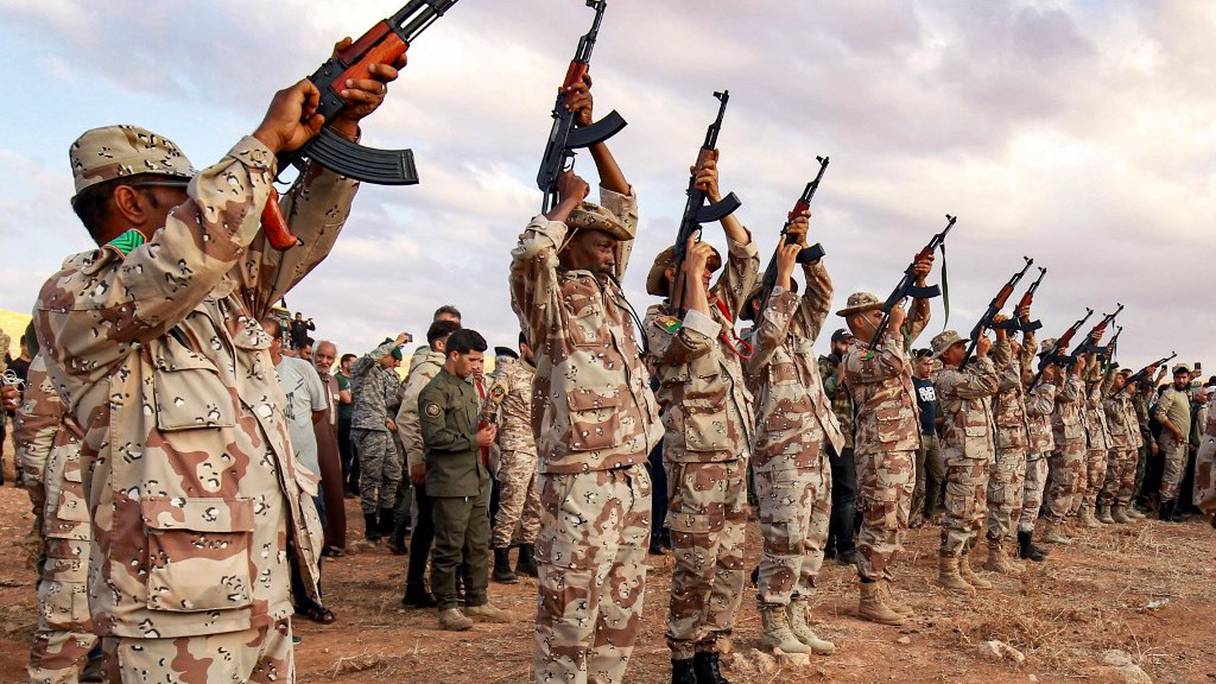 Le 1er novembre 2020, des combattants tirent des balles en l'air lors des funérailles du général Wanis Bukhamada, commandant de la "Saiqa", les Forces spéciales de l'Armée nationale libyenne (ANL), fidèle à Khalifa Haftar, dans la ville de Benghazi. 
