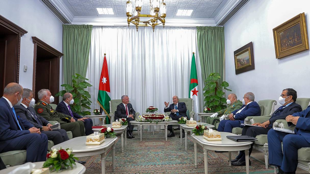 Lors d'une rencontre entre le roi Abdallah II de Jordanie et le président algérien Abdelmadjid Tebboune avec, à sa droite, Saïd Chengriha, chef d'État-Major de l'Armée nationale populaire, le 4 décembre 2022 à Alger.
