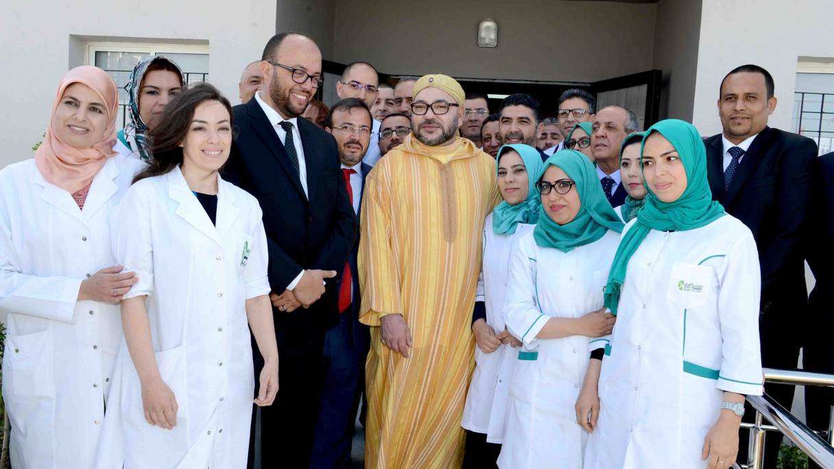 Le Roi Mohammed VI inaugure à Nouaceur le Centre d'hémodialyse «Amal Ouled Azzouz» en mars 2017.

