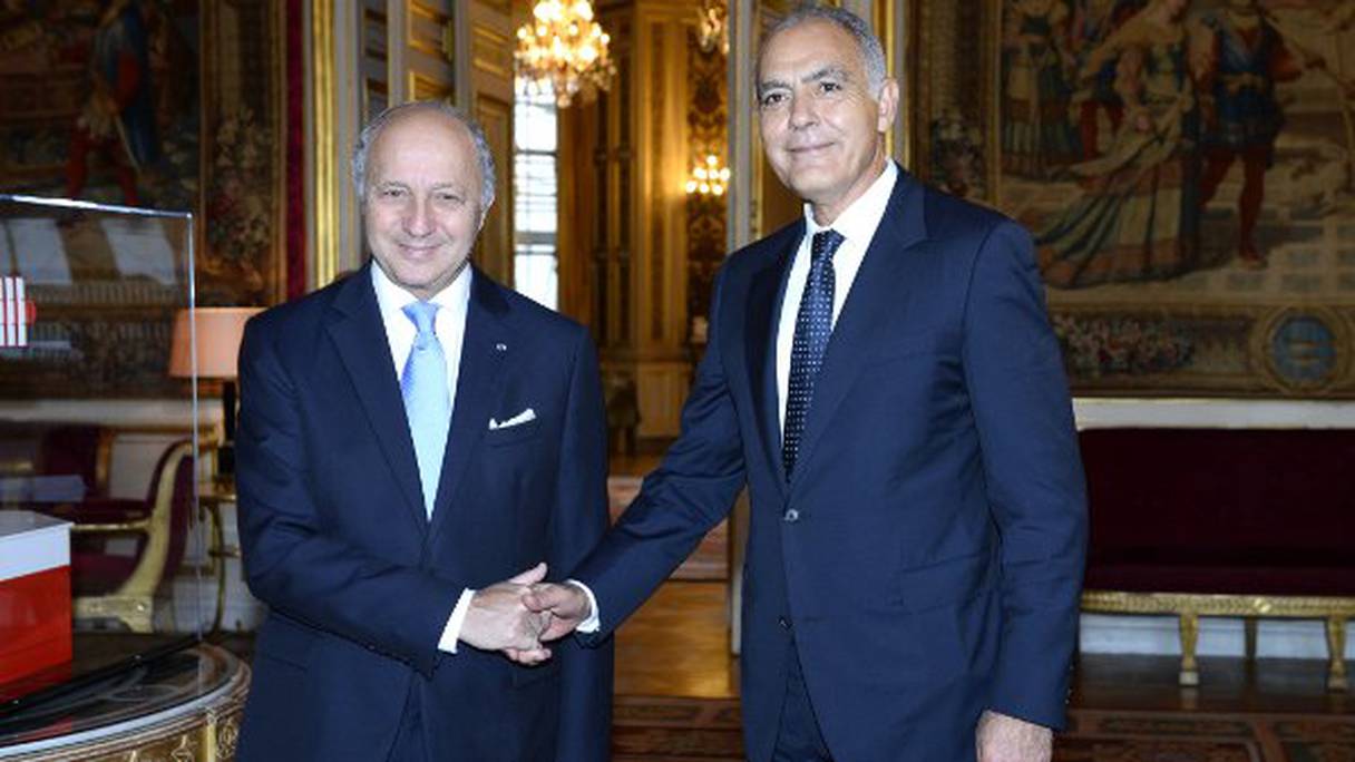 Laurent Fabius accueillant Salaheddine Mezouar, ministre marocain des Affaires étrangères, au Quai d'Orsay.
