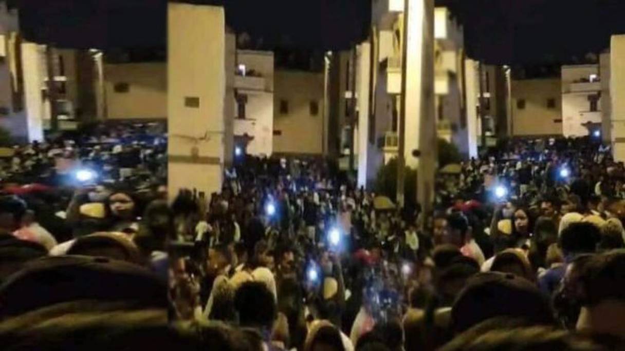 Des milliers de citoyens à Agadir font fi des consignes sanitaires pour célébrer "Boujloud", samedi 1er août 2020.
