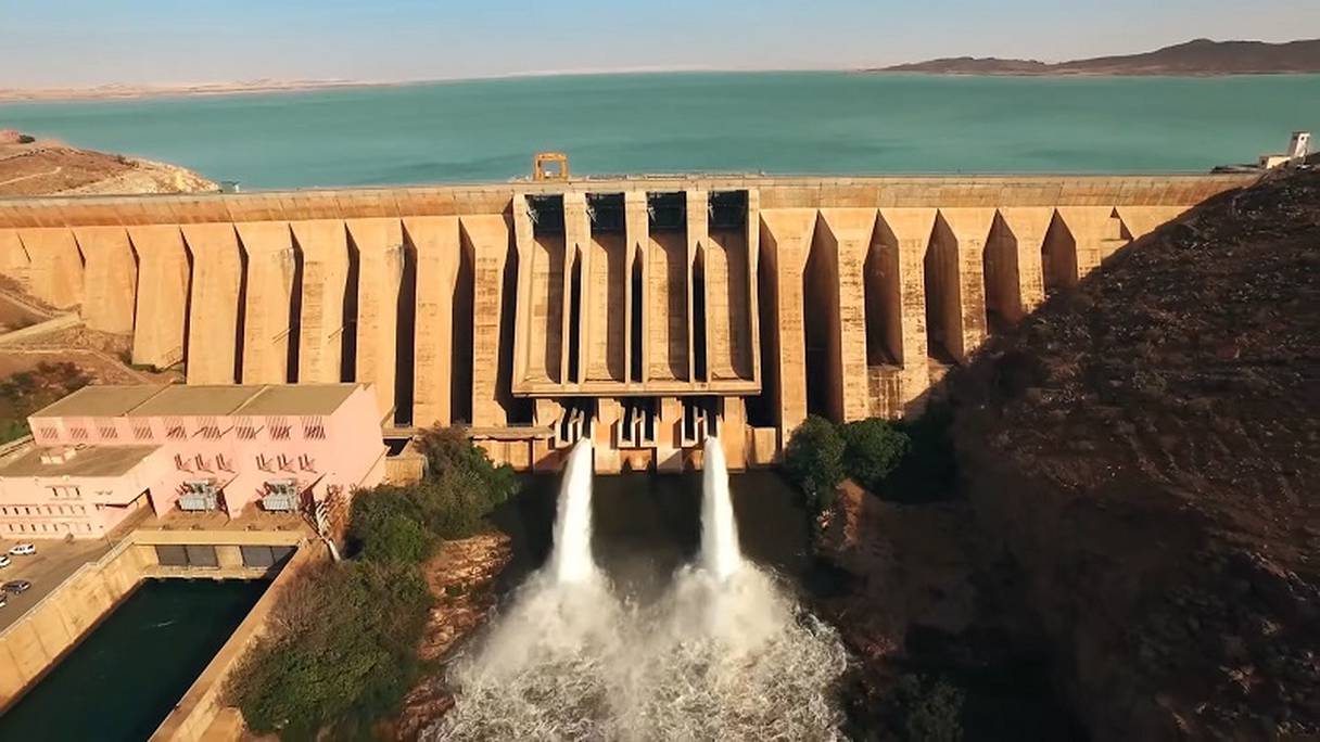 Le barrage Al Massira, dans la province de Settat, est le deuxième plus grand du Maroc, avec une capacité de 2,6 milliards de mètres cubes.
