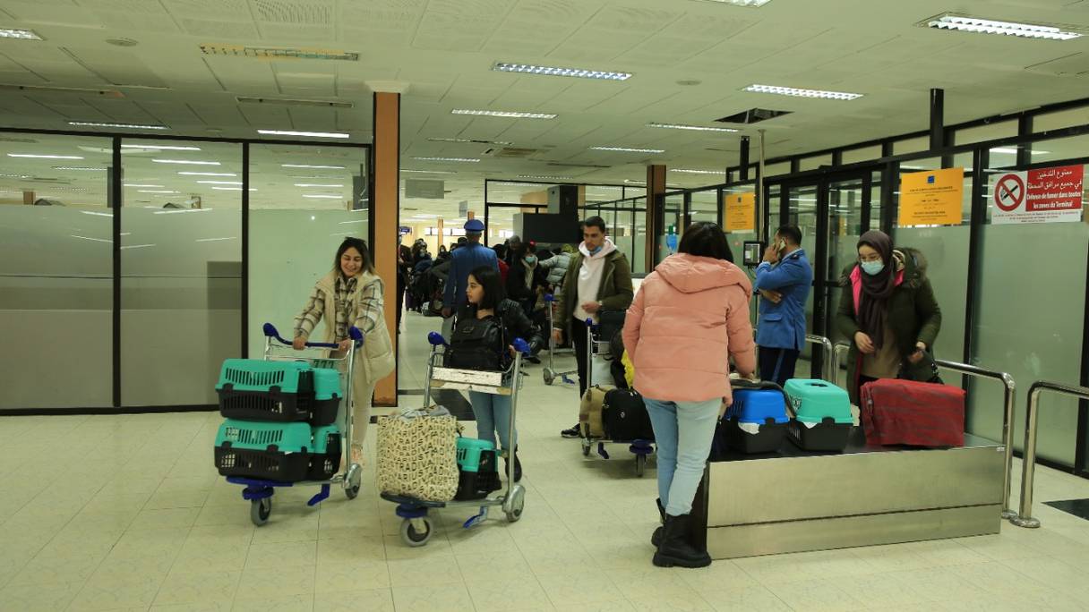 Des Marocains rapatriés d'Ukraine à bord d'un vol spécial de Royal Air Maroc en provenance de Bratislava, quittent l'aéroport Mohammed V de Casablanca, le 4 mars 2022.
