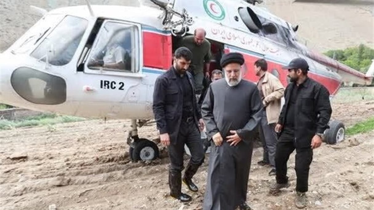 Le président iranien Ebrahim Raisi devant l'hélicoptère qui le transportait ce dimanche 19 mai, peu auparavant sa disparition.