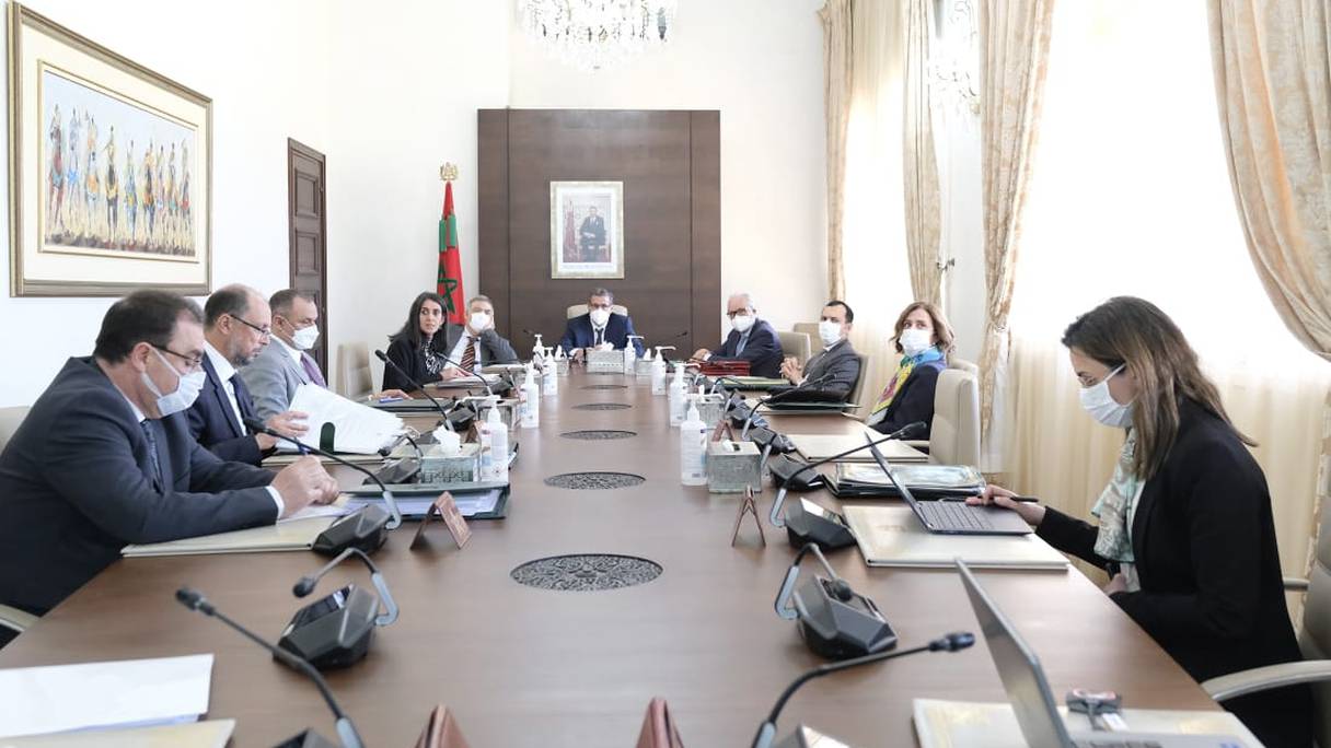 Aziz Akhannouch a présidé une réunion interministérielle sur le projet de la nouvelle Charte de l'investissement, mercredi 13 avril 2022.
