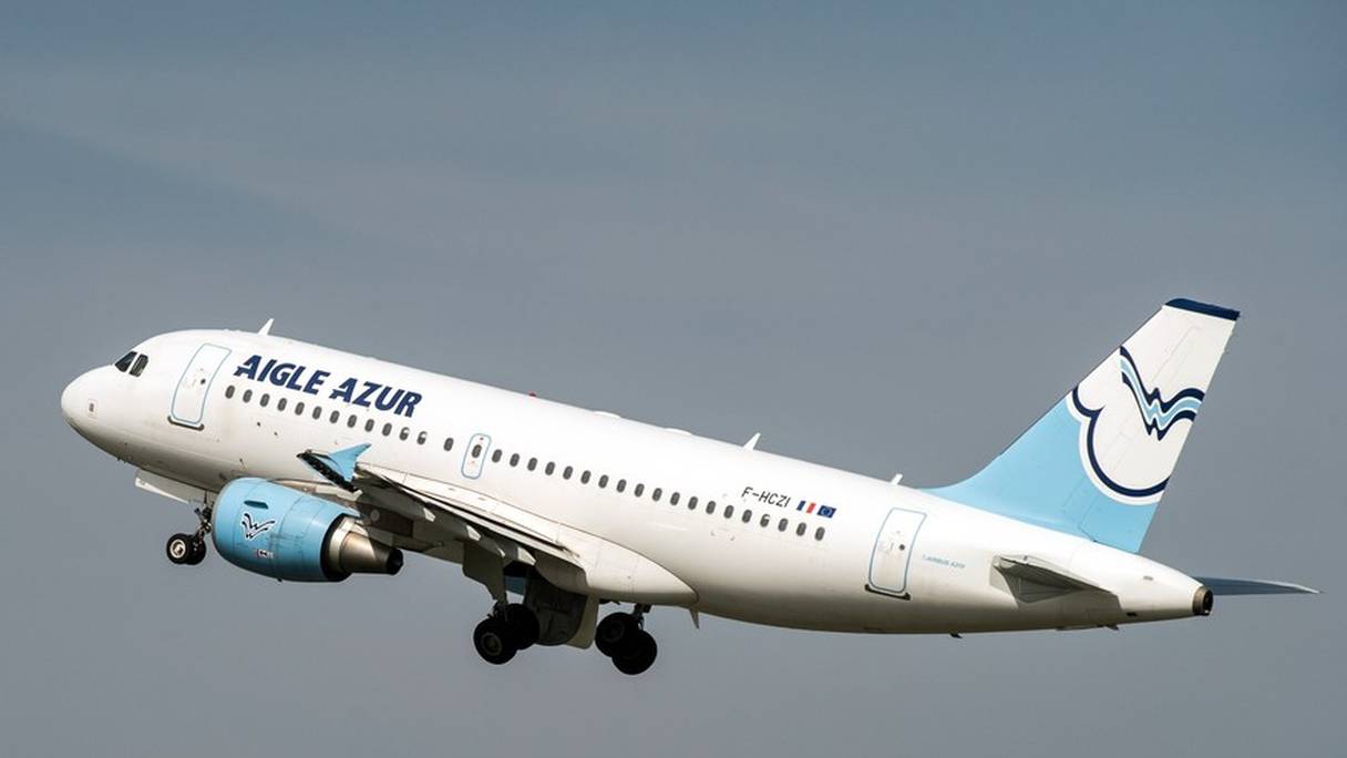 Un avion de la compagnie Air Azur a décollé avec 33 heures de retard. 
