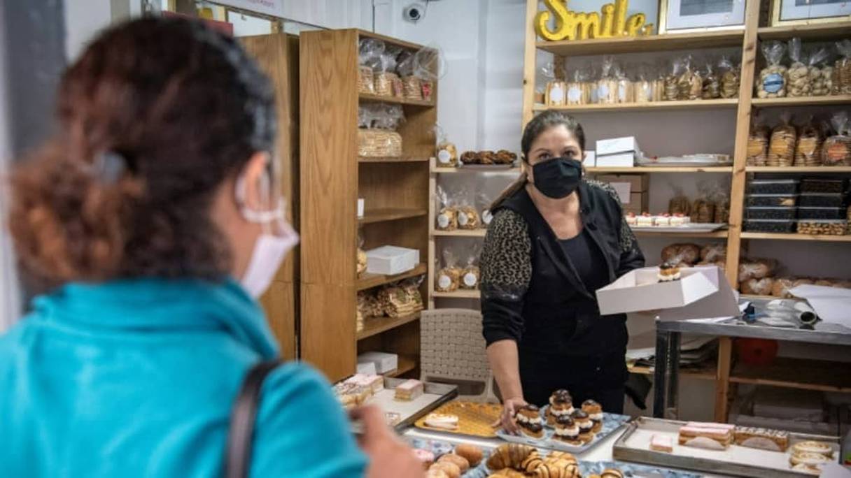 Une cliente s'approvisionne dans une boulangerie qui suit les rites de la cacheroute, à Casablanca, le 11 décembre 2020.
