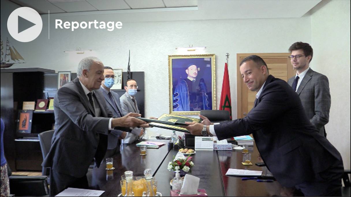 Farid El Bacha, doyen de la faculté Rabat-Agdal et Ali Bougrine, avocat associé au cabinet UGGC de Casablanca ont signé le premier partenariat d’un enseignement de droit en alternance.

