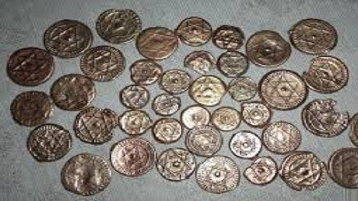 D'anciennes pièces de monnaie marocaine, frappées du sceau de la dynastie alaouite, très prisées des chercheurs de trésor algériens.
