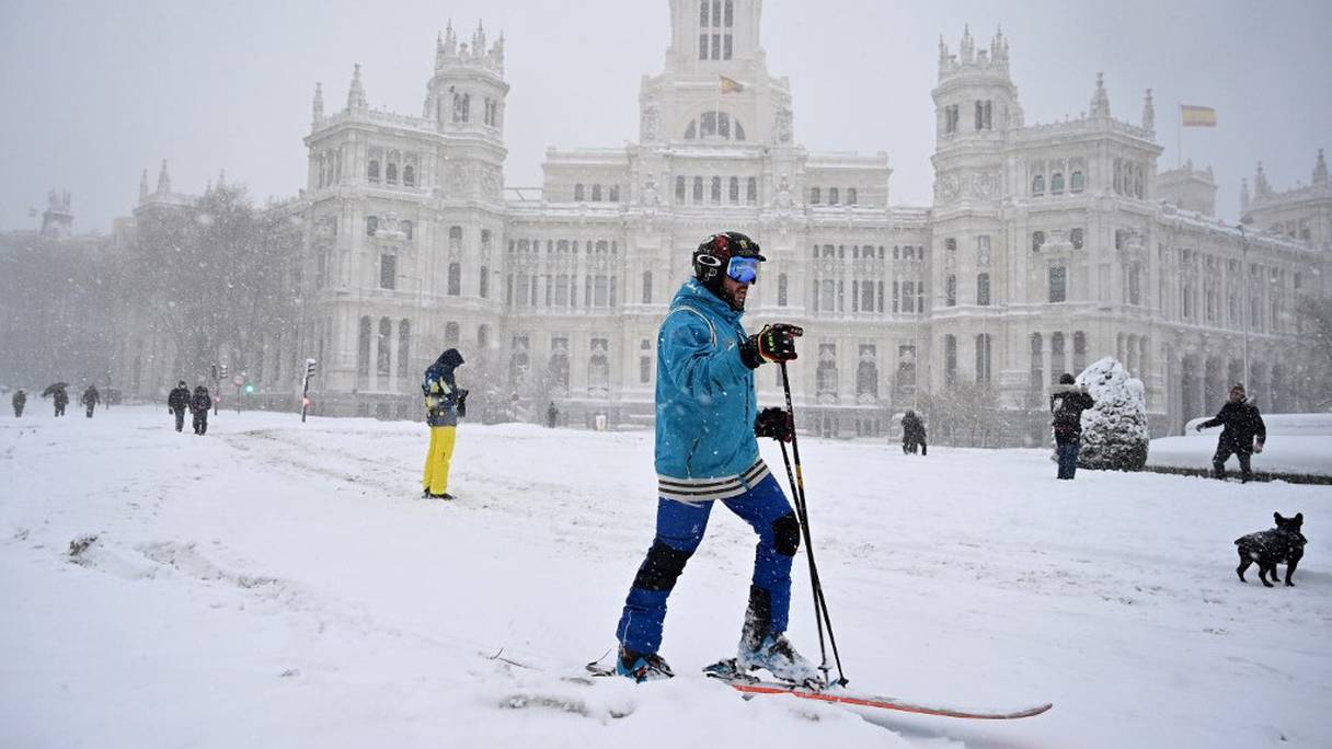 Un homme chaussé de skis avance dans le centre de Madrid, après une tempête de neige sans précédent dans la capitale espagnole, le samedi 9 janvier 2021. 
