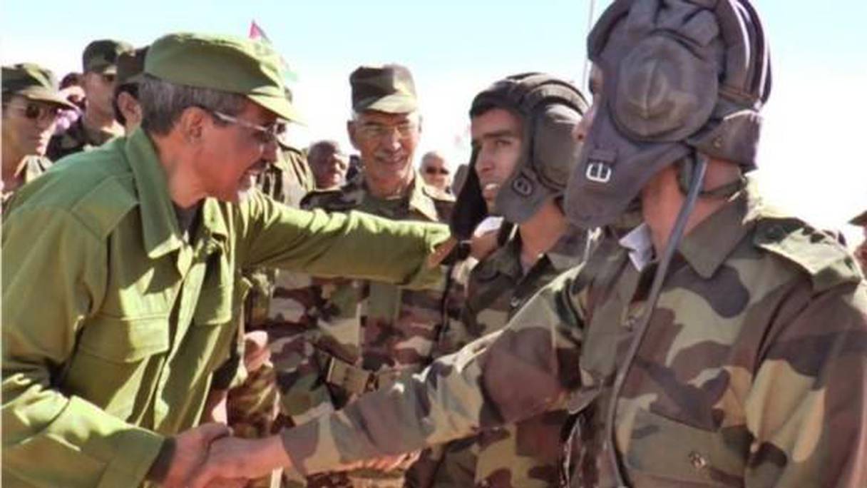 Mohamed Abdelaziz reprend les mêmes menaces du retour aux armes et recommence! Ici, lors de sa tournée dite de prospection chez la soi-disant "armée sahraouie" !

