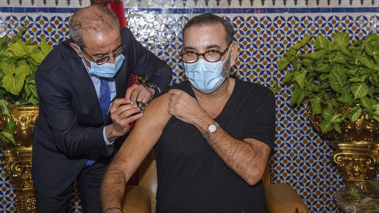 Vaccin anti-Covid-19, le roi Mohammed VI du Maroc donnant l'exemple. 
