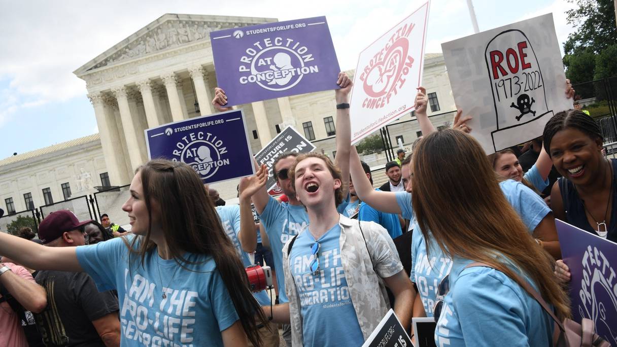 Des militants américains anti-avortement manifestent leur joie devant la Cour suprême des États-Unis à Washington, le 24 juin 2022.
