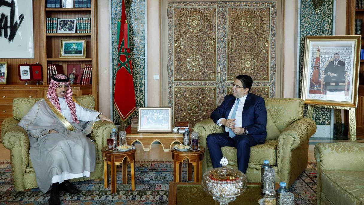Nasser Bourita, ministre des Affaires étrangères, s'entretient à Rabat avec son homologue saoudien le Prince Faisal Bin Farhan Bin Abdellah Al-Saoud, le 16 juin 2022.
