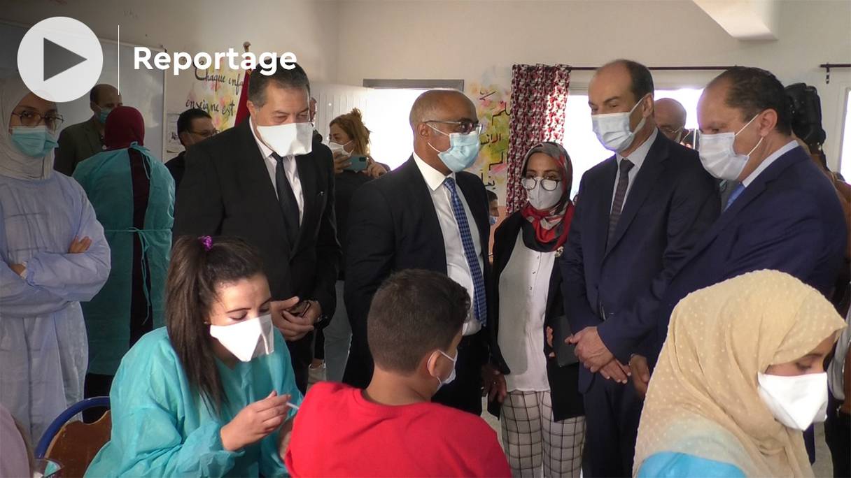 Des unités mobiles de vaccination pour les 12-17 ans voient le jour, comme celles inaugurées par le wali de la région du Grand Casablanca.
