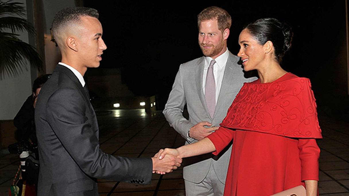 Son Altesse Royale le Prince Héritier Moulay El Hassan saluant la princesse Meghan Markle, épouse du Prince Harry d'Angleterre, en visite au Maroc. 
