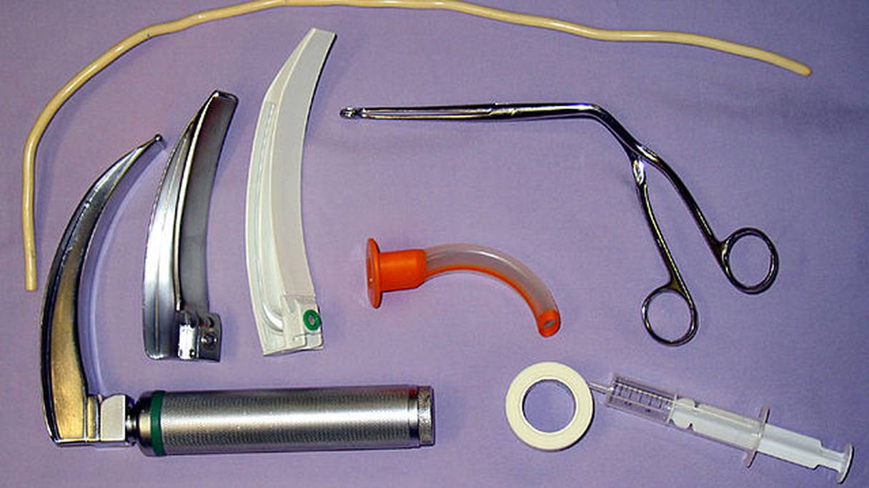 Matériel pour une intubation trachéale: laryngoscope, deux lames de Mac Intosh métalliques, une lame à usage unique, canule de Guedel, pince de Magill, ruban adhésif, seringue, mandrin d'intubation.
