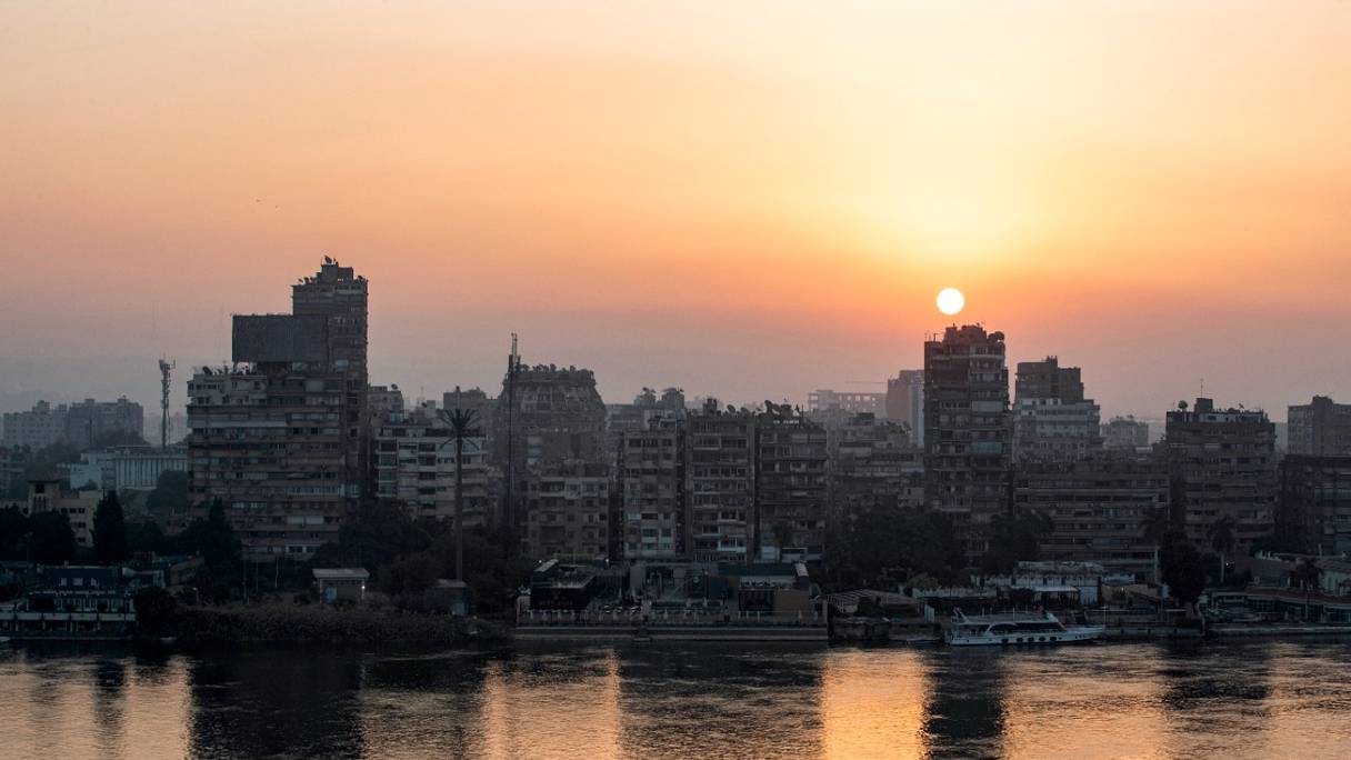Le soleil se lève sur la capitale égyptienne, Le Caire, devant les berges du Nil, le 3 novembre 2022.
