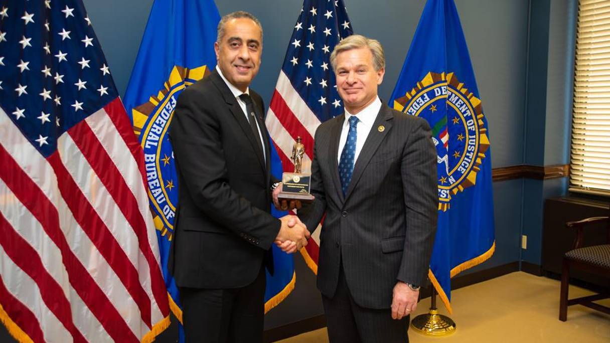 Abdellatif Hammouchi reçu par le patron du FBI, Christopher Wray, lors d'une visite de travail aux Etats-Unis, du 13 au 14 juin 2022.
