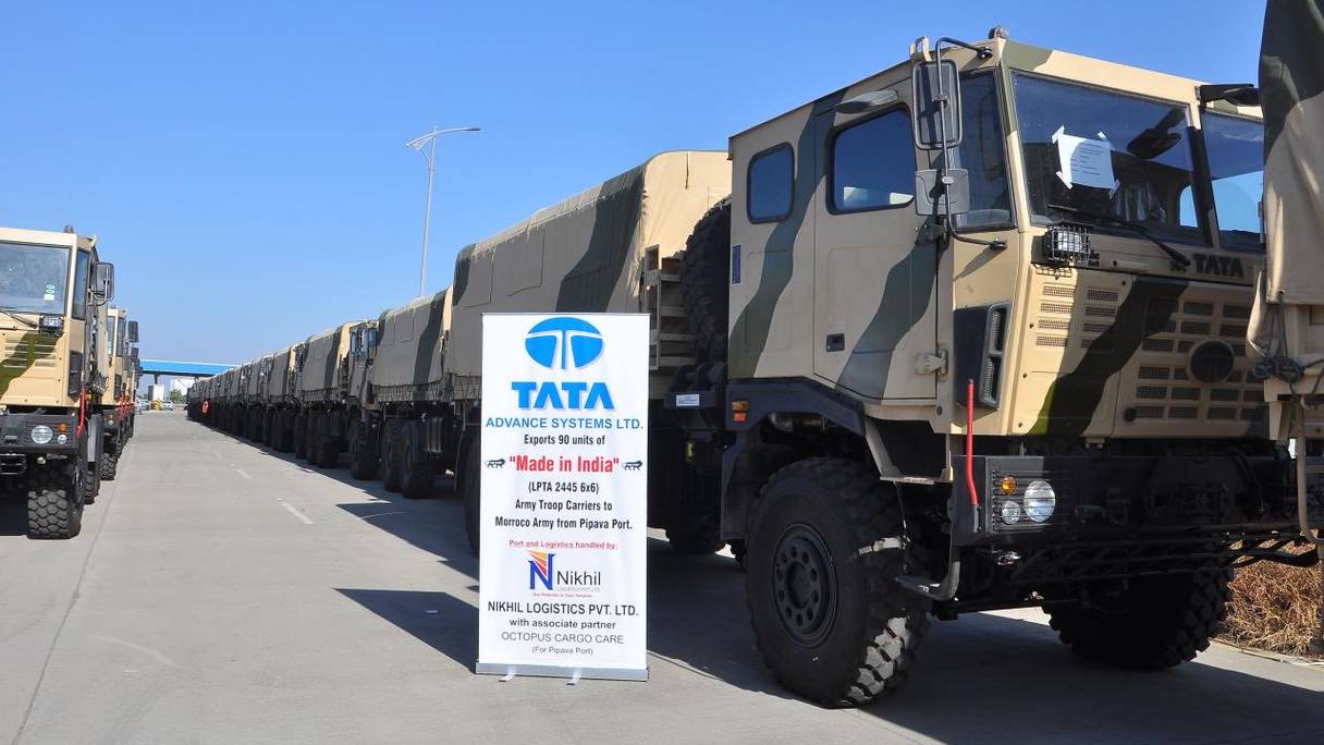 Les camions LPTA 2445 6×6, commandés par les Forces armées royales, au port de Pipavav à Gujarat, en Inde. 
