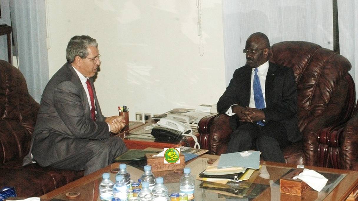 Le ministre mauritanien de l’Intérieur, Mohamed Ould Merzoug et l’ambassadeur d’Algérie à Nouakchott, Noureddine Khandoudi.

