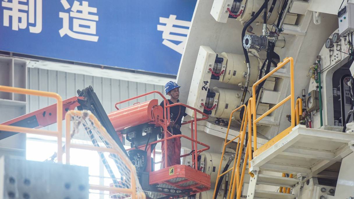 Un employé travaille sur un tunnelier à bouclier dans une usine de Hangzhou, dans la province chinoise du Zhejiang, dans l'est de la Chine, le 15 juillet 2021.
