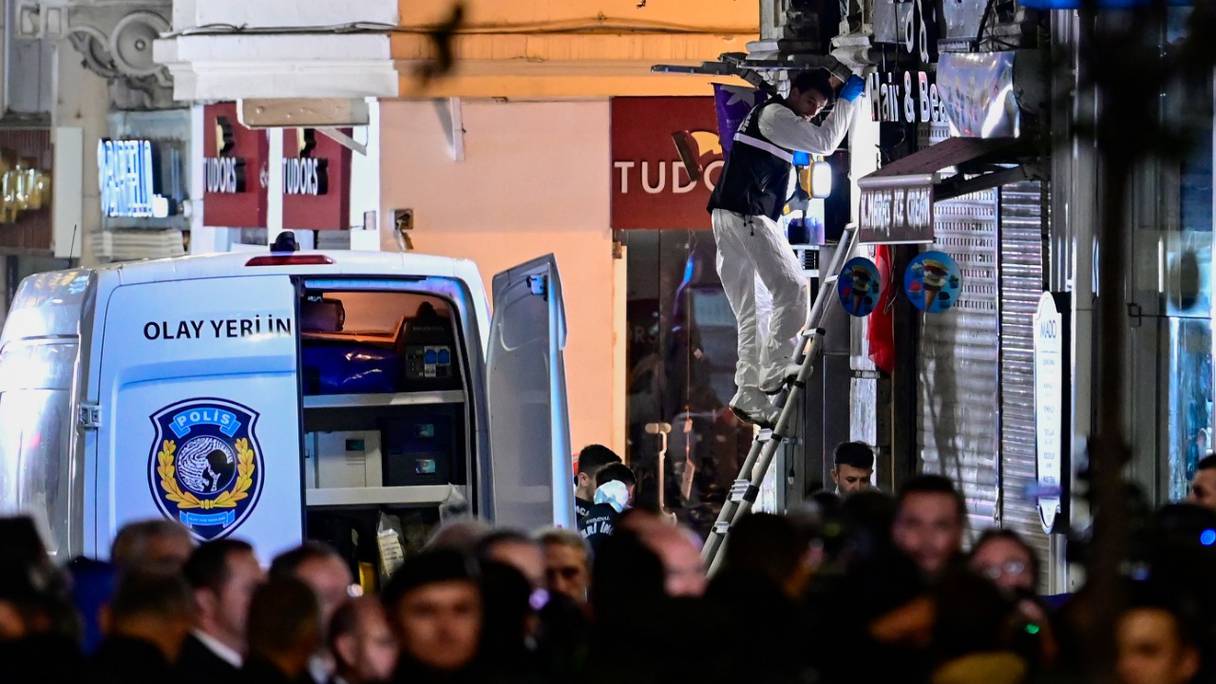 La police enquête après la forte explosion qui a secoué la rue animée d'Istiklal, à Istanbul, le 13 novembre 2022. Le président turc Recep Tayyip Erdogan a condamné un «ignoble attentat» qui a ravagé le centre-ville et fait six morts et plus de 50 blessés.
