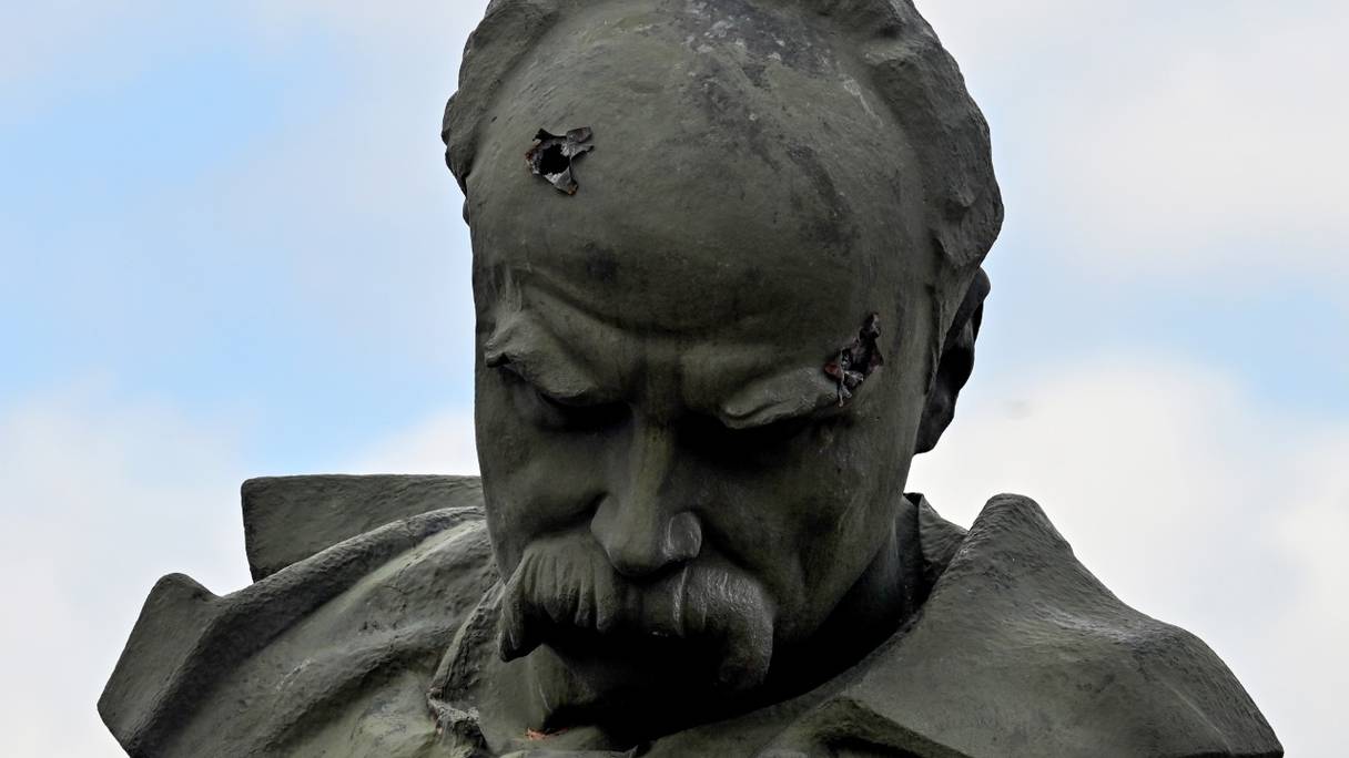 Une statue du poète, écrivain, artiste, personnage public et politique ukrainien Taras Shevchenko, avec des éclats d'obus dans la tête, dans la ville de Borodianka, au nord-ouest de Kiev, le 4 avril 2022.
