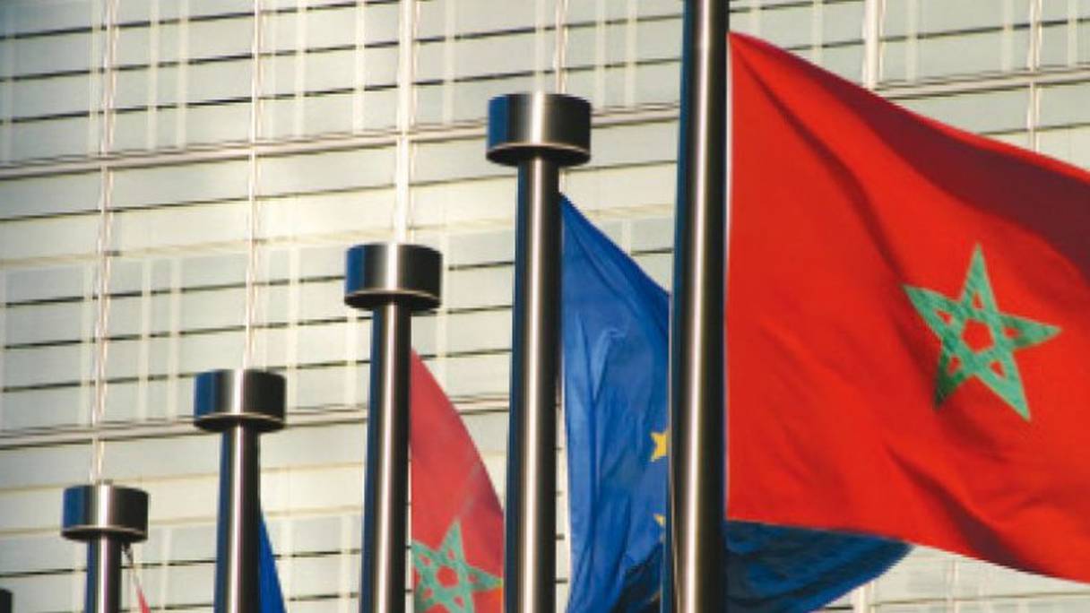 Les drapeaux marocain et européen.
