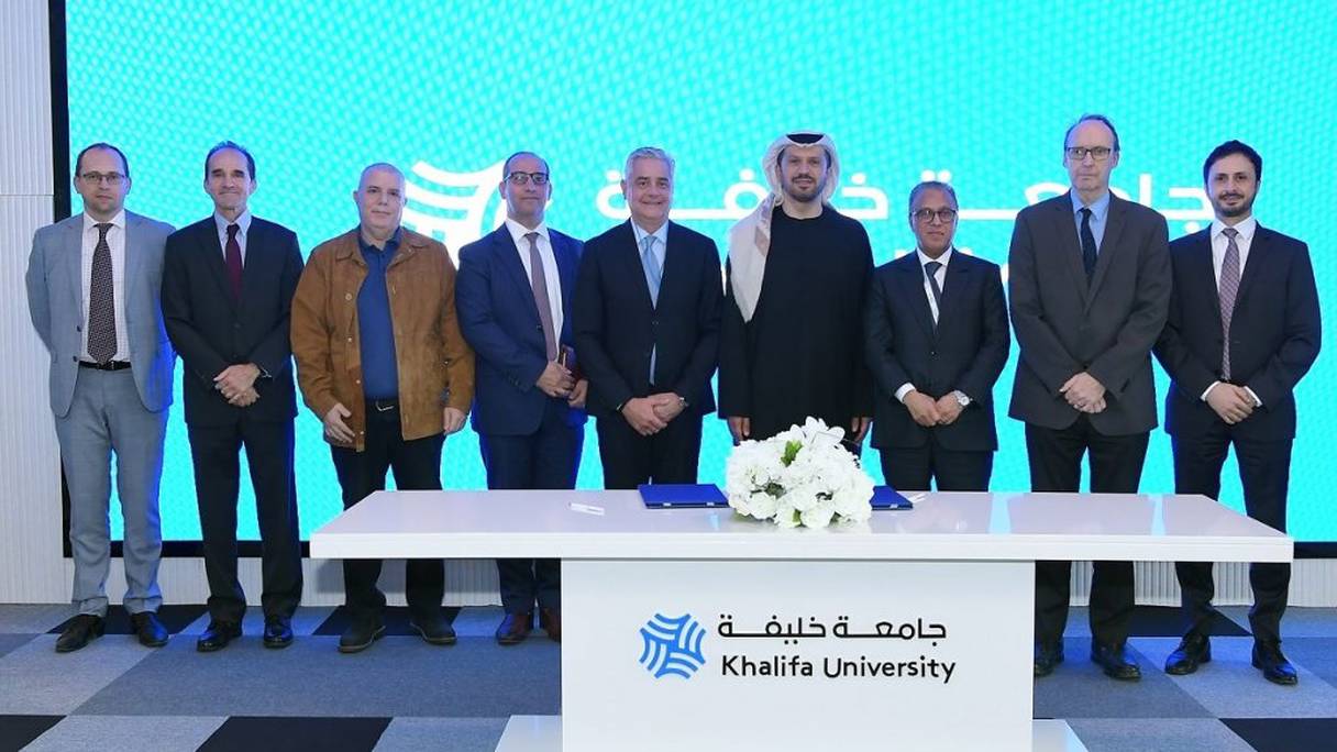 Lors de la cérémonie de signature du Protocole d’entente, par le Dr Arif Sultan Al Hammadi, vice-président exécutif de l’Université des sciences et technologies de Khalifa, et Saïd Mouline, directeur général de l'AMEE, le 15 janvier dernier à Abu Dhabi. 
