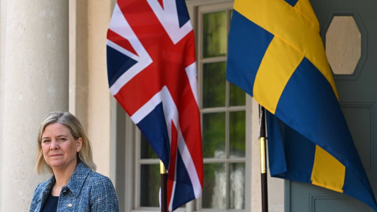 La Première ministre suédoise Magdalena Andersson, aux côtés des drapeaux britannique et suédois, attend l'arrivée du Premier ministre britannique Boris Johnson avant des pourparlers à Harpsund, à 120 km à l'ouest de Stockholm, en Suède, le 11 mai 2022.
