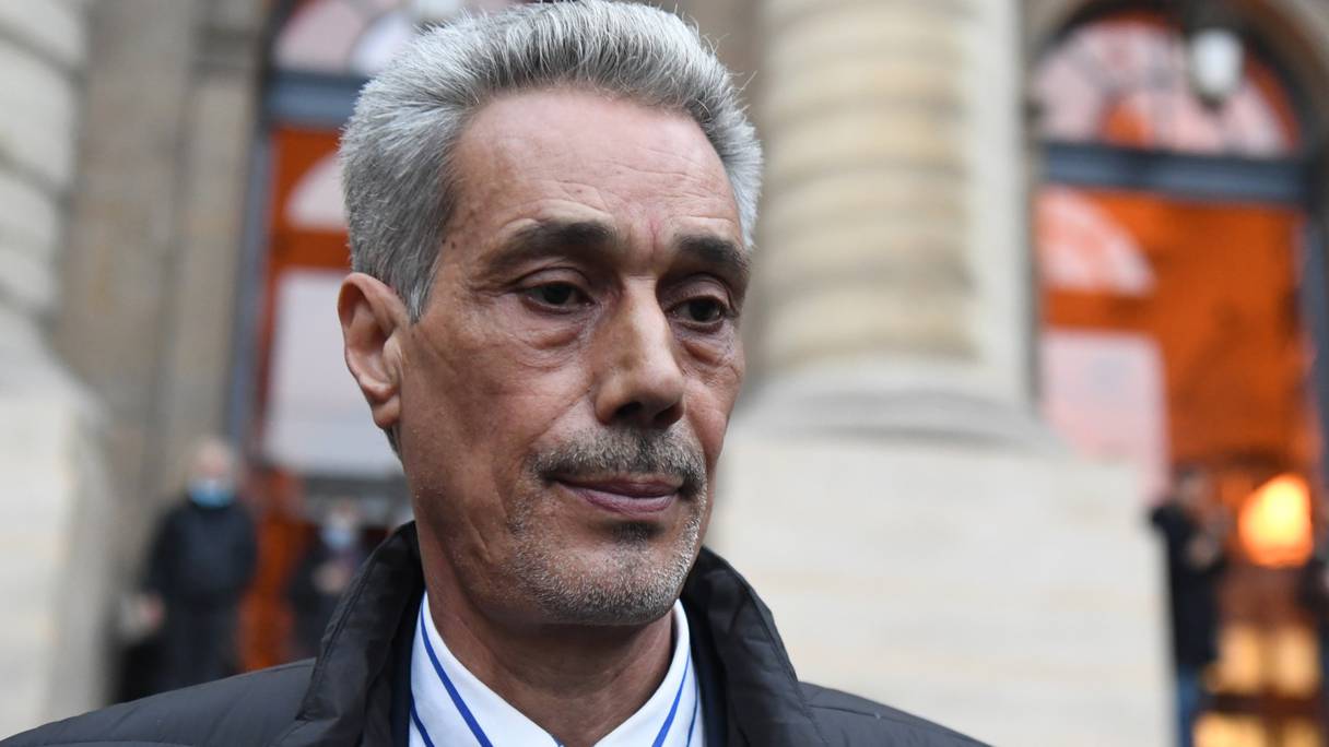 Le jardinier d'origine marocaine Omar Raddad, qui a été condamné pour le meurtre en 1991 de sa riche patronne, quitte le tribunal après une audience concernant une nouvelle demande de nouveau procès, à Paris, le 25 novembre 2021.

