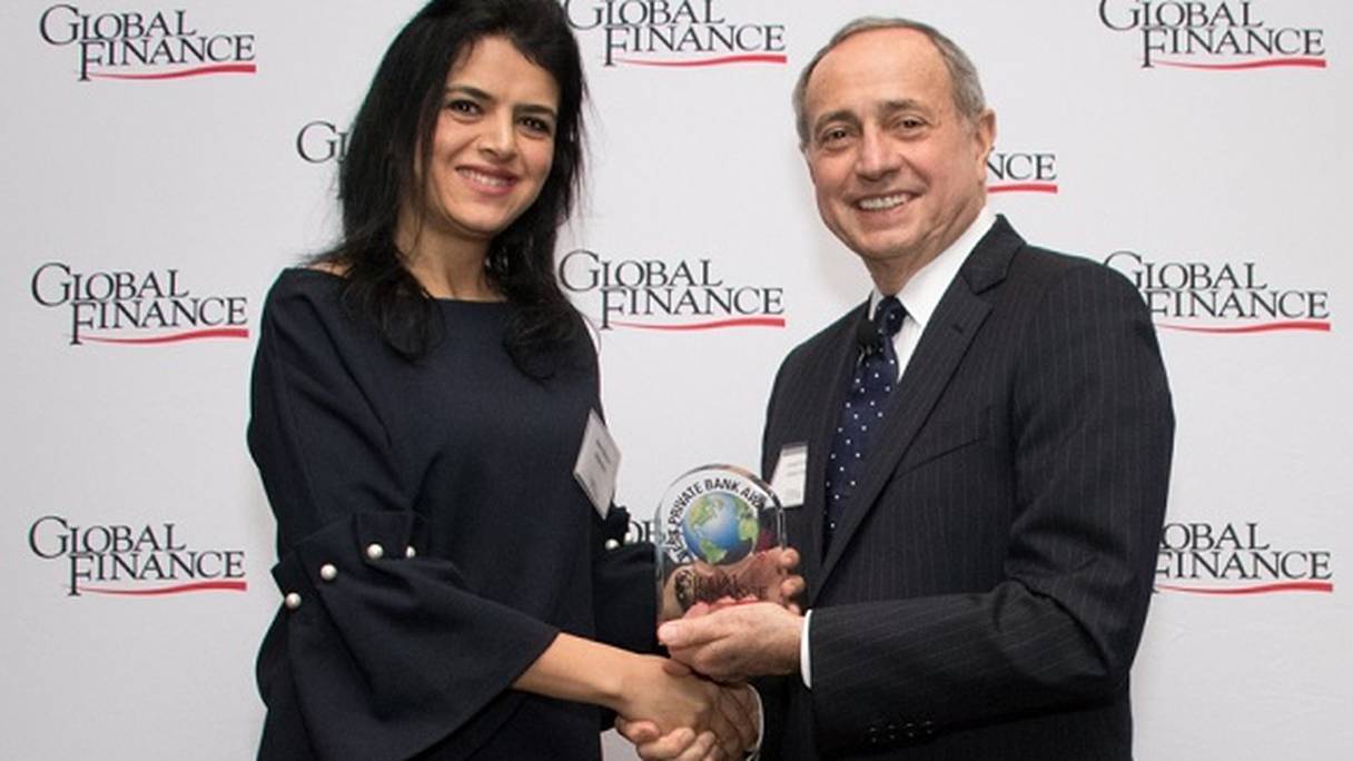 Maha Bennani, responsable à la Banque Privée d’Attijariwafa bank, recevant le trophée des mains de Joseph D. Giarraputo, Directeur de la rédaction de Global Finance
