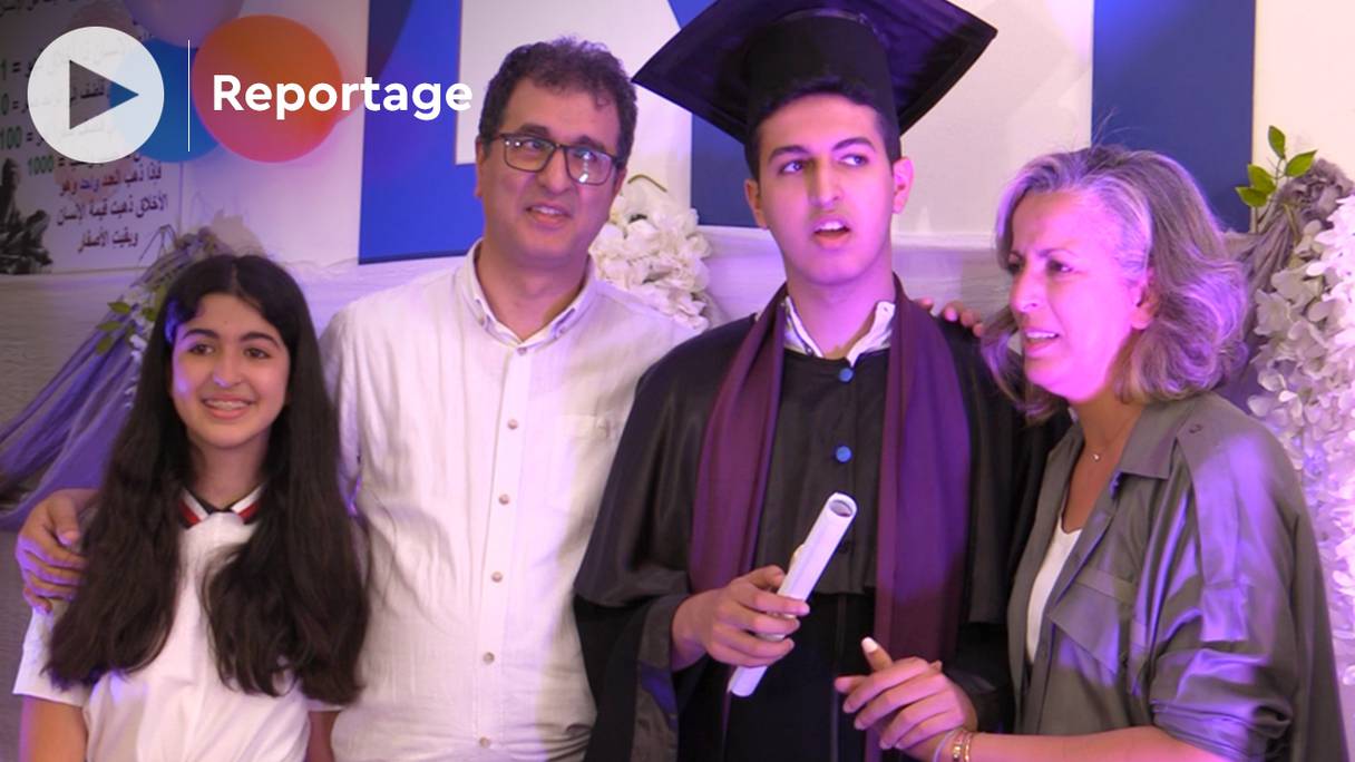 Jad Abjiou, 18 ans, élève autiste de Tanger qui a obtenu son baccalauréat avec mention bien, accompagné de sa famille.
