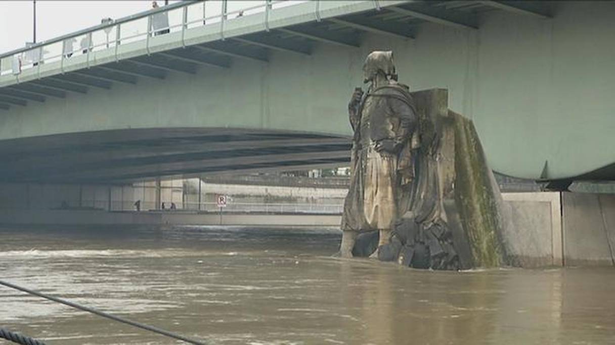 Le Zouave du Pont de l'Alma, les pieds dans l'eau.
