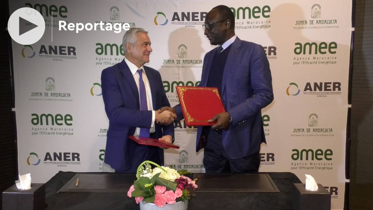 Le directeur général de l'AMEE, Saïd Mouline, et le directeur général de l’ANER, Djiby Ndiaye, signent une convention de partenariat, le mercredi 16 mars 2022. 
