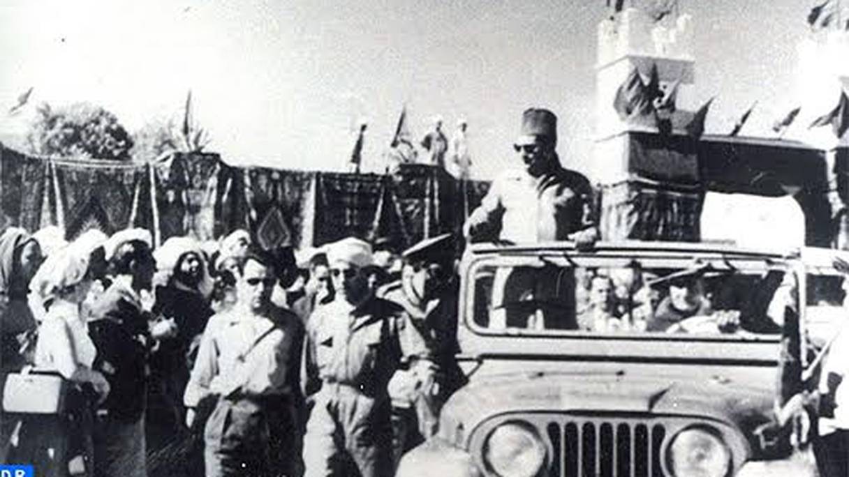 Le défunt roi Mohammed V, lors de son historique visite le 25 février 1958 à M'Hamid El Ghizlane.
