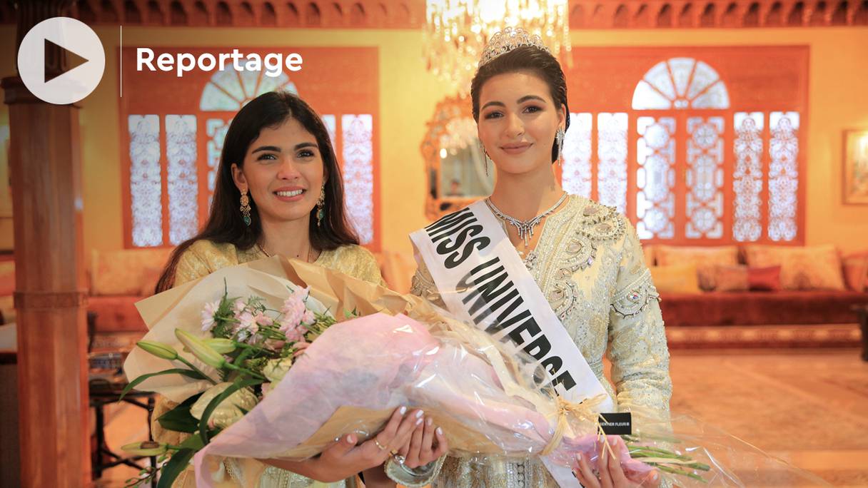Passation du titre Miss Maroc 2021, entre Fatima-Zahra Khayat (à gauche) et sa première dauphine, la nouvelle Miss Maroc, Kawtar Benhalima  (à droite).

