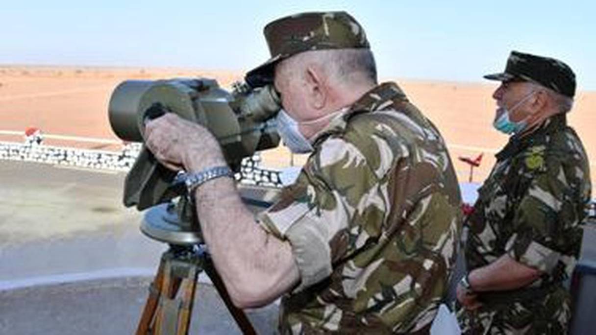 Le patron de l'armée algérienne, Saïd Chengriha, montre ses muscles en supervisant, le 5 mai, des manoeuvres à munitions réelles près de la frontière avec le Maroc.
